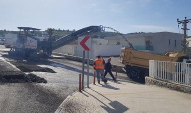 Bozulan Yollar Asfalt Kazıma Makinesi ile Düzeltiliyor