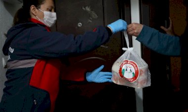 Memleketine Dönemeyen Üniversite Öğrencilerine Yemek Yardımı