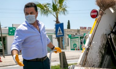 Başkan Aras, Çöp Kamyonuna Binip Temizlik Yaptı