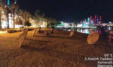 Şehir Magandası Plajdaki Şemsiyeleri Kırdı