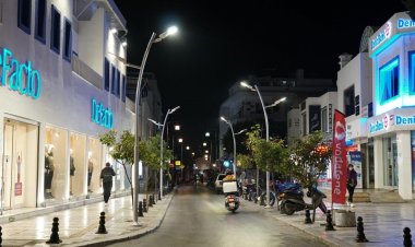 Atatürk Caddesinde Aydınlatma Çalışmaları Devam Ediyor