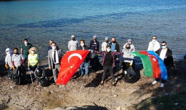 Tuğba Ekinci Küdür'de Belediye Çalışanlarıyla Birlikte Temizlik Yaptı