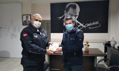 Atm'de Unutulan Parayı Zabıta Memuru Fark Etti