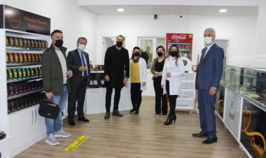 7 Ton Çikolata İle Muğla'nın Tarihi Eserlerinin Maketlerini Ve Ünlülerinin Heykellerini Yaptılar