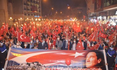 Marmaris Kırmızı Beyaza Büründü