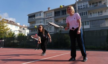 Menteşe Belediyesi’nden Ev Hanımlarına Ücretsiz Tenis Kursu