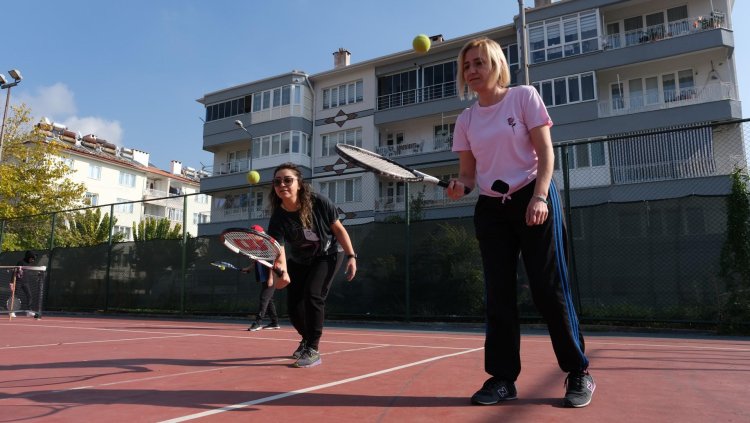 Menteşe Belediyesi’nden Ev Hanımlarına Ücretsiz Tenis Kursu