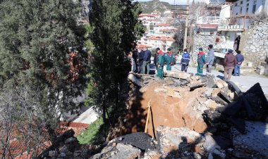 Yıkılma Tehlikesi Bulunan Duvara Ekiplerden Müdahale