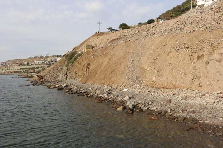 Belediye,  Küçükbük'te Denizi Dolduran Kaçak Hafriyat Dökümünü Durdurdu