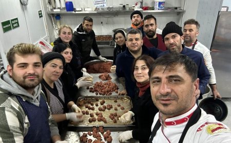 Marmarisli Aşçılar Kazanları Depremzedeler İçin Kaynatıyor