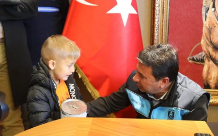 Minik Mehmet Ege, Kumbarasındaki Harçlığını Bağışladı