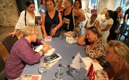 Hacer Foggo “Askıda Hayatlar” Kitap İmza Günü