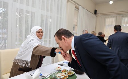 Vali Dr. İdris Akbıyık ve Eşi Sevim Akbıyık Hanımefendi Huzurevinde Kalan Büyüklerimizle İftar Sofrasında Buluştu