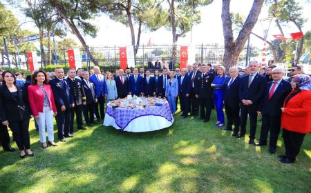 Başkan Aras’tan Bayram Sabahı Vatandaşlara Simit ve Peynir