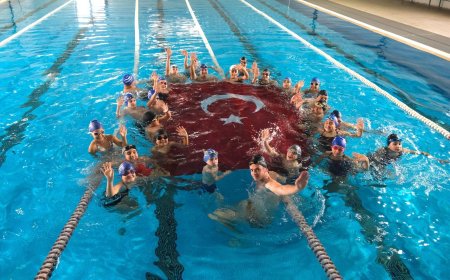 Başkan Mandalinci, Yenilenen Havuzda Sporcu Gençlerle Antrenmanda