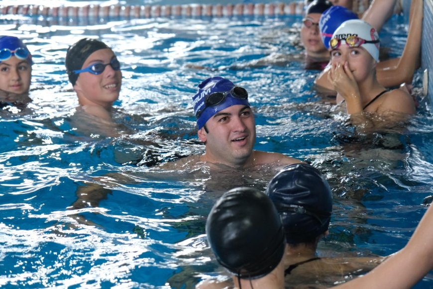 Başkan Mandalinci, Yenilenen Havuzda Sporcu Gençlerle Antrenmanda