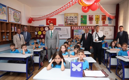 Vali Dr. İdris Akbıyık, Öğrencilerin Karne Sevincine Ortak Oldu