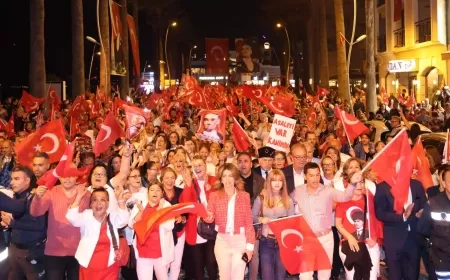 Cumhuriyet’in 101. Yılı Marmaris’te Coşkuyla Kutlandı – Fener Alayı ve Fuat Saka Konseriyle Unutulmaz Gece