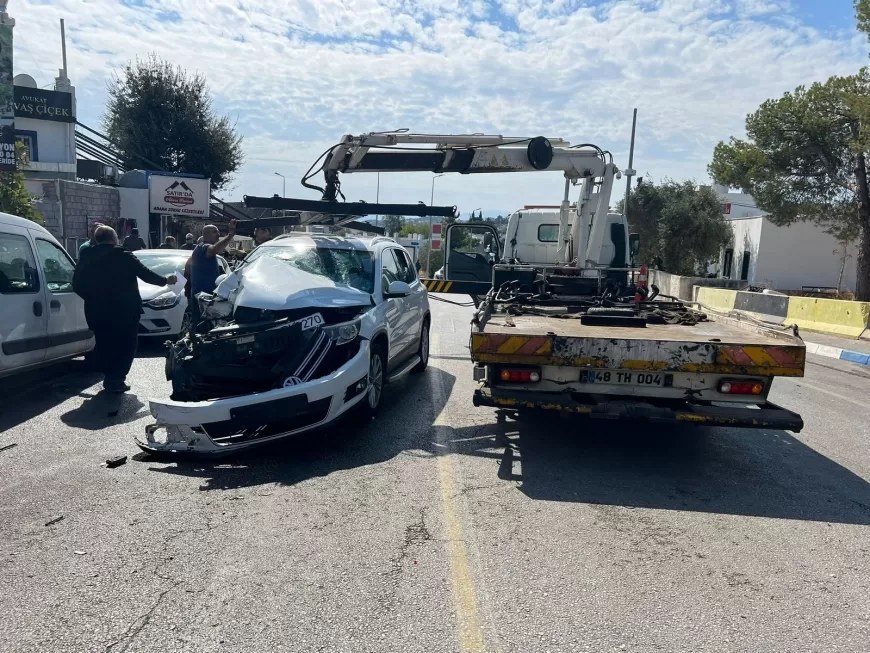 Bodrum’da Kamyon ve Otomobil Çarpıştı: 2 Yaralı, 5 Araçta Hasar Oluştu