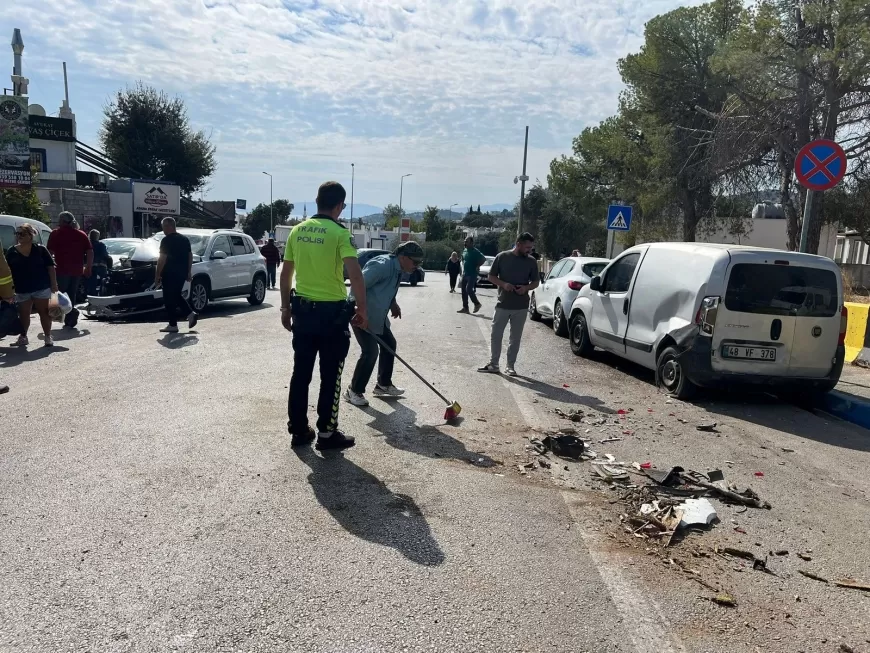 Bodrum’da Kamyon ve Otomobil Çarpıştı: 2 Yaralı, 5 Araçta Hasar Oluştu