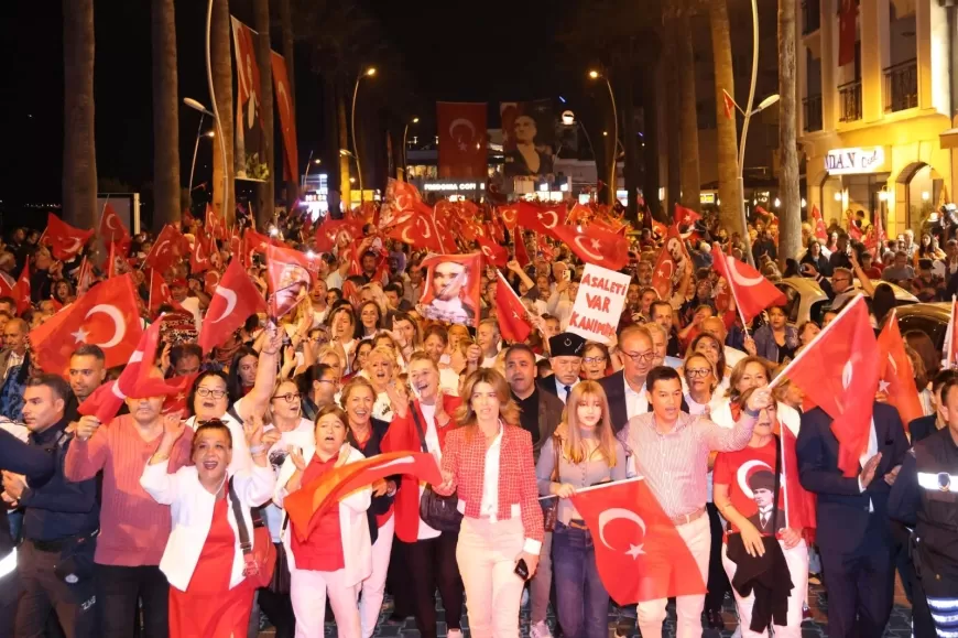 Cumhuriyet’in 101. Yılı Marmaris’te Coşkuyla Kutlandı – Fener Alayı ve Fuat Saka Konseriyle Unutulmaz Gece