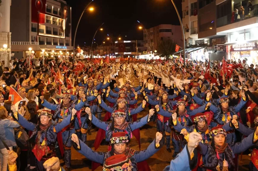 Cumhuriyet’in 101. Yılı Marmaris’te Coşkuyla Kutlandı – Fener Alayı ve Fuat Saka Konseriyle Unutulmaz Gece