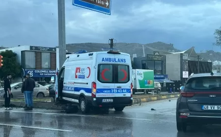 Bodrum'da Ambulans ve Otomobil Çarpıştı: 2 Kişi Yaralandı
