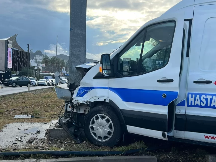 Bodrum'da Ambulans ve Otomobil Çarpıştı: 2 Kişi Yaralandı