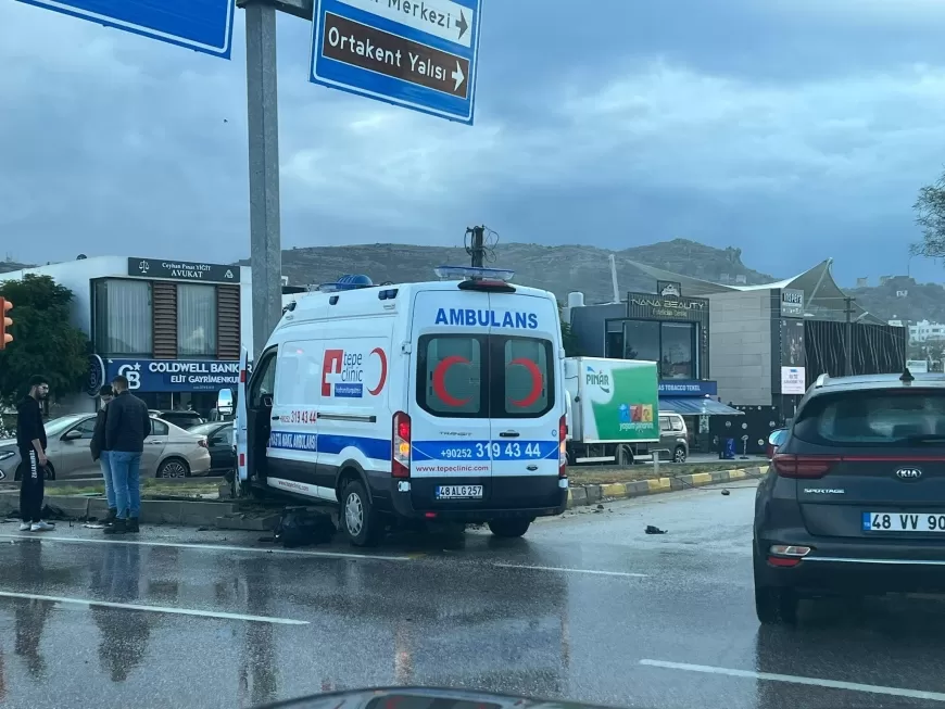 Bodrum'da Ambulans ve Otomobil Çarpıştı: 2 Kişi Yaralandı