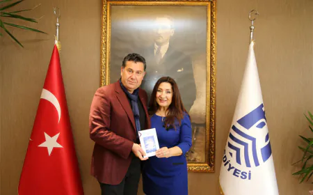 İlk kitabını Başkan Kocadon’a Sundu