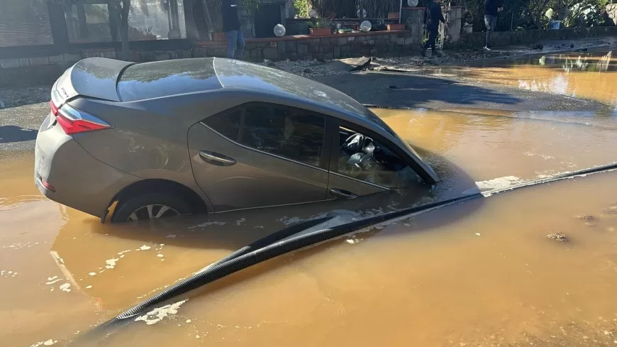 Yahşi Mahallesi Oyder Caddesi’nde Su Patlağı: Araç Çukura Düştü