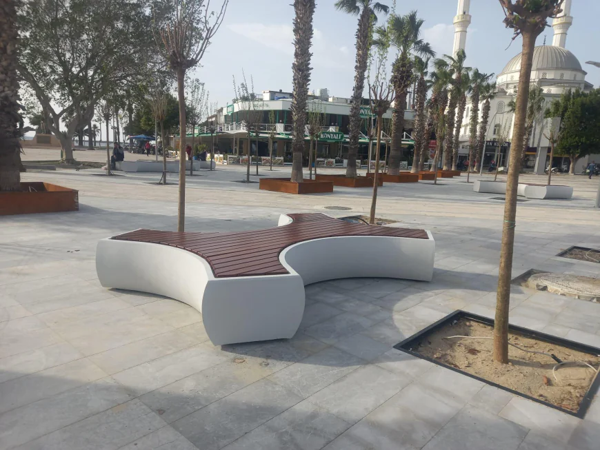 Turgutreis Atatürk Meydanı Yeni Sezona Hazır: Kent Mobilyaları Yerleştirildi