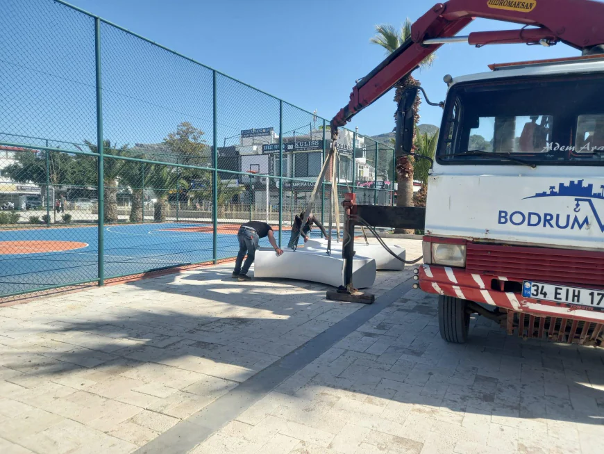 Turgutreis Atatürk Meydanı Yeni Sezona Hazır: Kent Mobilyaları Yerleştirildi