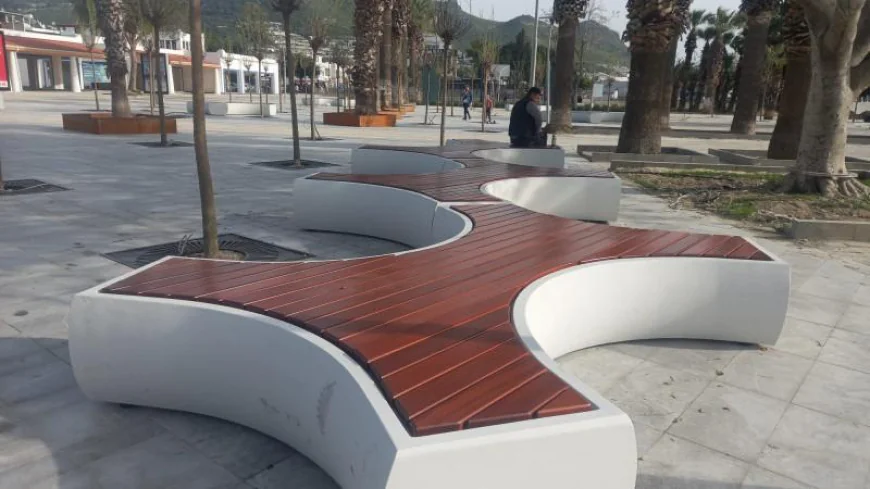 Turgutreis Atatürk Meydanı Yeni Sezona Hazır: Kent Mobilyaları Yerleştirildi