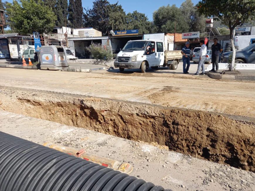 Turgutreis Mehmet Hilmi Caddesi’nde Yol Çökmesine MUSKİ Müdahale Etti