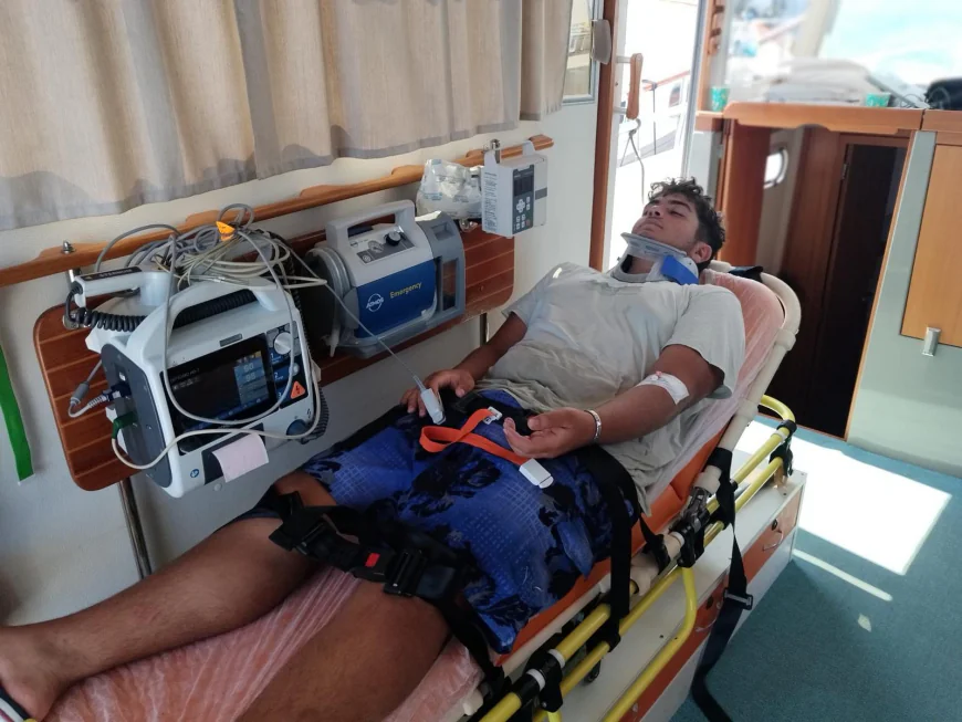 Bodrum’da Gezi Teknesinde Yaralanan Personel Deniz Ambulansı ile Tahliye Edildi
