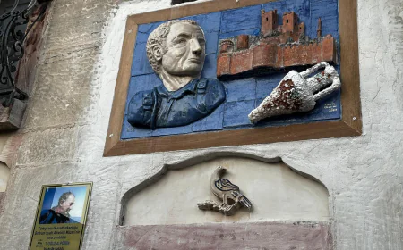 Bodrum’da Oğuz Alpözen’e Vefa: Tarihin Tanığı Kabartması Kuşlu Ev’in Duvarına Yerleştirildi