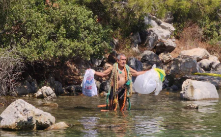 Bodrum Cennet Koyu’nda Lüks Yat İşgaline Karşı Deniz Üzerinde Eylem