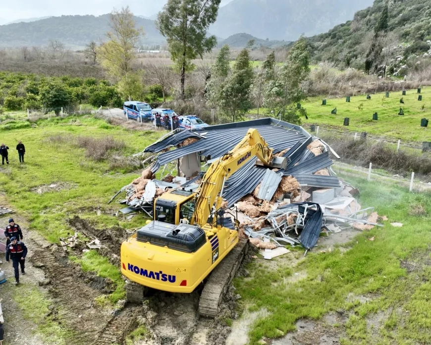 Ortaca Belediyesi’nden Tarım Alanlarına Sıkı Takip: Güzelyurt Mahallesi’nde Kaçak Yapılar Yıkılıyor