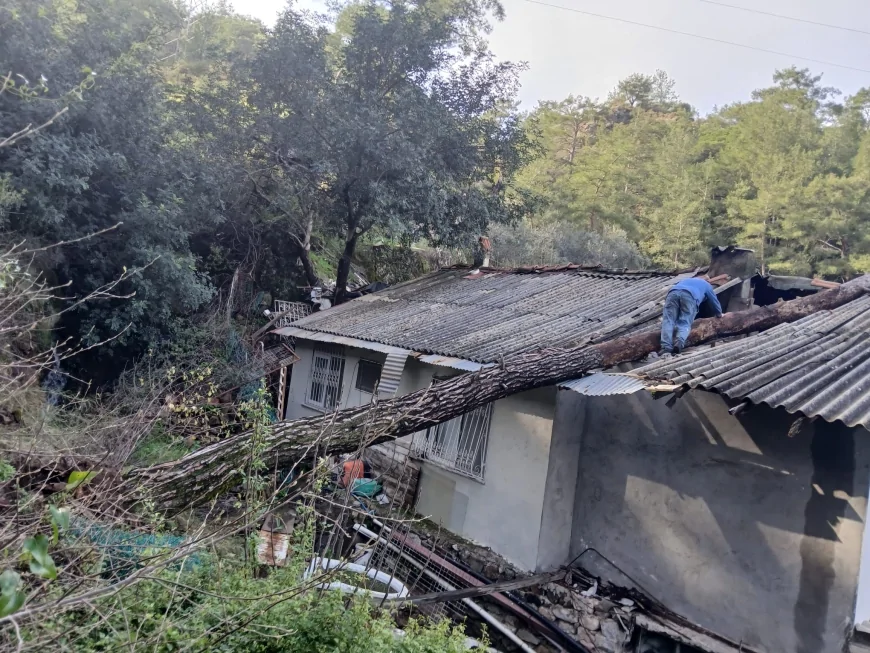 Marmaris’te Fırtına ve Sel Felaketi: Belediye Teyakkuzda, Acı Haber Yasa Boğdu!