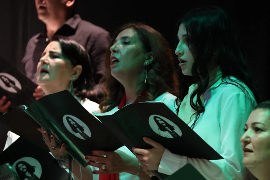 Menteşe’de Barış Manço Rüzgarı: Lale Manço’nun Katılımıyla Unutulmaz Anma Gecesi