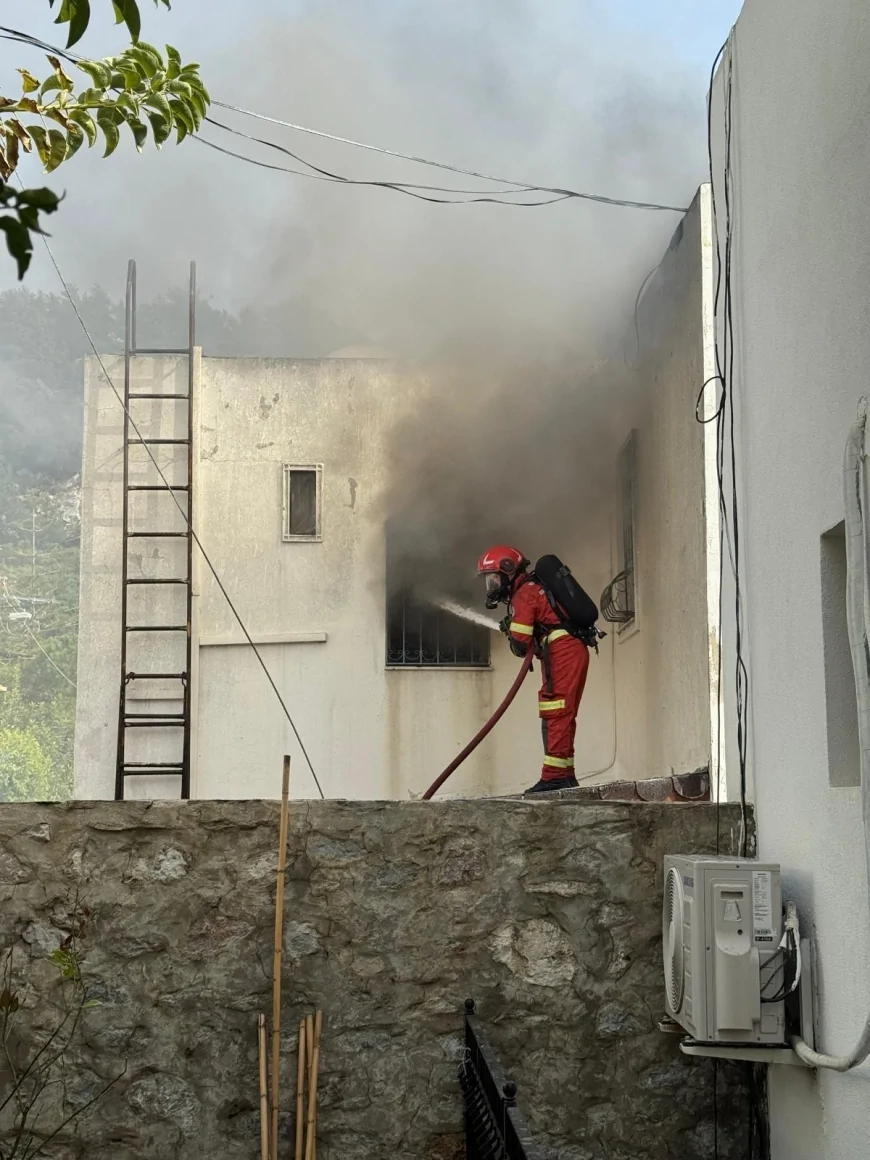 Bodrum Kumbahçe’de Korkutan Yangın: İki Dairede Klimalar Alev Aldı