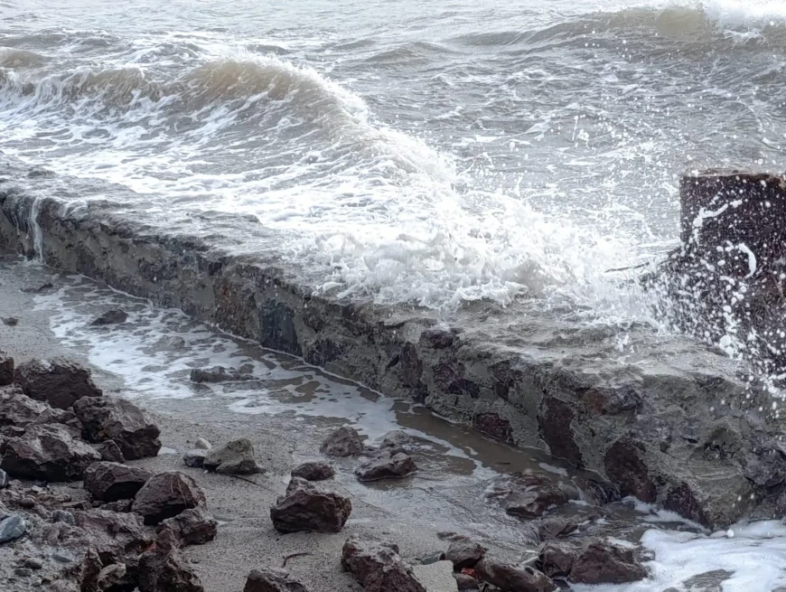 Turgutreis’te Kıyı Erozyonu Alarmı: Günbatımı Plajı 30 Metre İçeri Çekildi