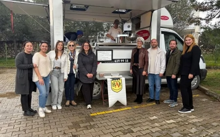 Bodrum Anadolu Lisesi’nin Efsane Müdürü İsmet Aydemir Lokma Dağıtımıyla Anıldı