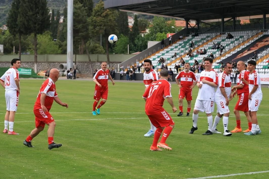 Muğla’da 19 Mayıs Coşkusu: Şöhretler ve Gençler Karması Futbol Şöleni