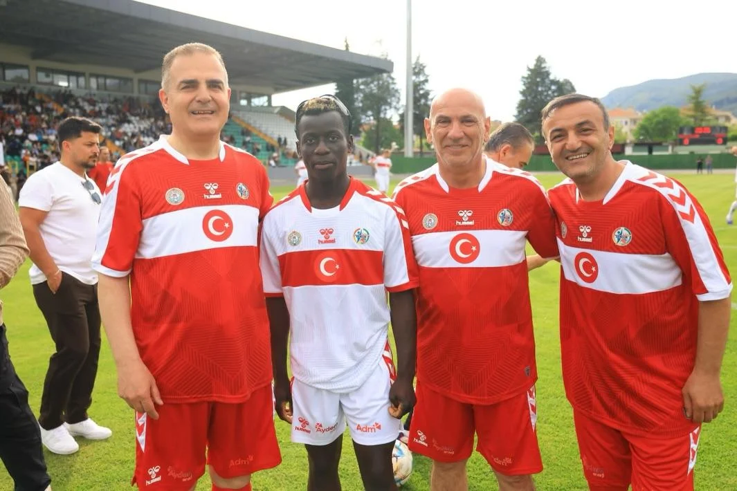 Muğla’da 19 Mayıs Coşkusu: Şöhretler ve Gençler Karması Futbol Şöleni