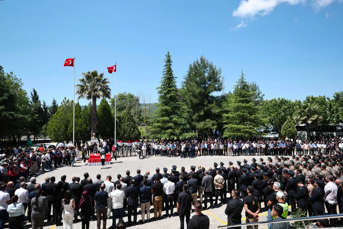 Muğla, Şehit Polis Memuru Tayfun Baş’ı Gözyaşlarıyla Uğurladı: “Sen Şehit Oldun Aslan Kocam Benim”
