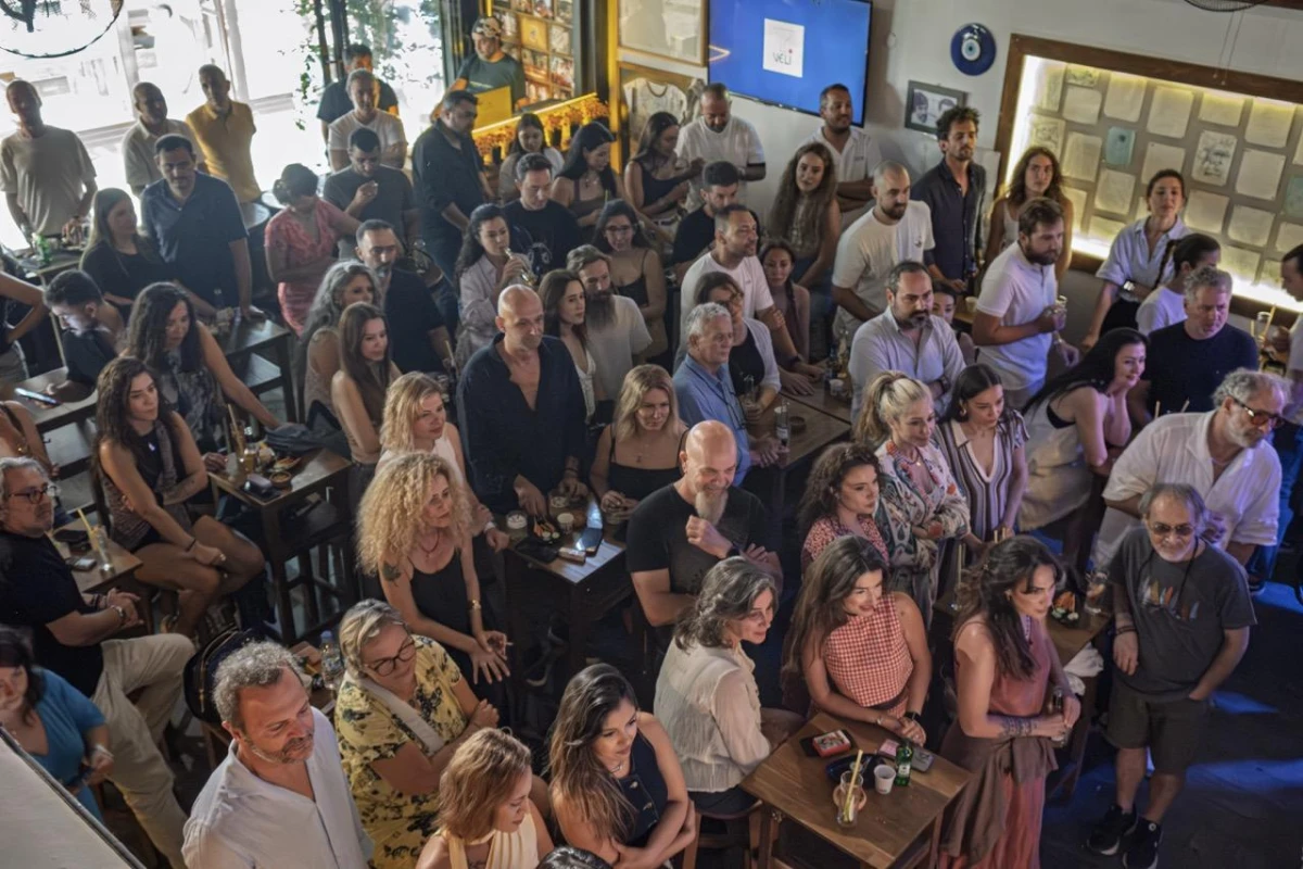 Bodrum Veli Bar’da Bar Tiyatrosu Rüzgarı: "İki Adam" Kahkahaya Boğdu