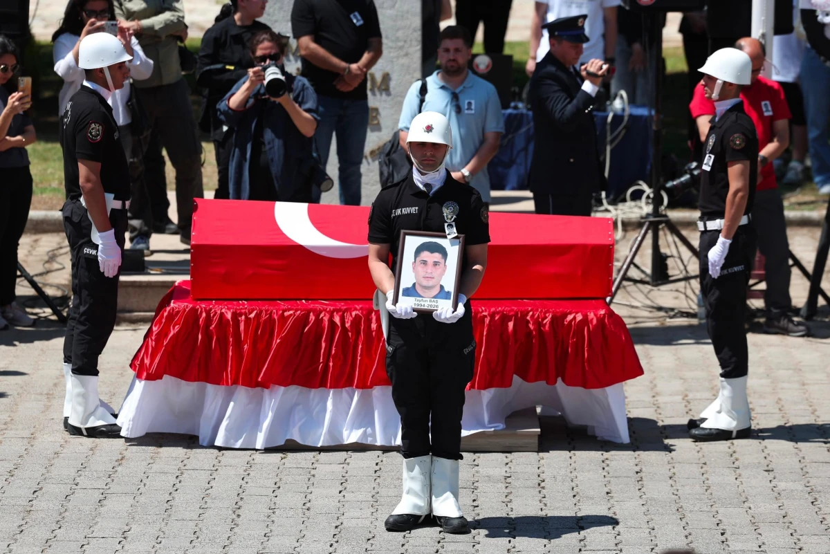 Muğla, Şehit Polis Memuru Tayfun Baş’ı Gözyaşlarıyla Uğurladı: “Sen Şehit Oldun Aslan Kocam Benim”