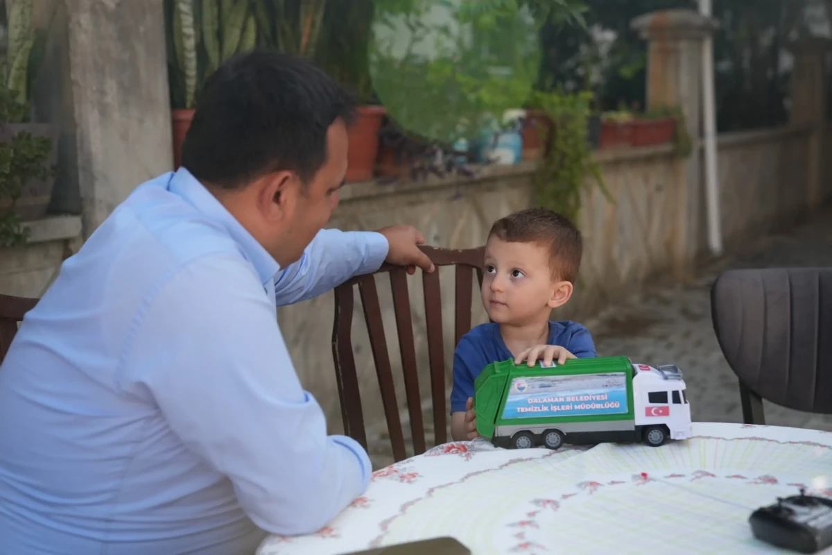 Dalaman'da Çöp Kamyonunu Selamlayan Minik Çağan'a Başkan Durmuş'tan Sürpriz Ziyaret